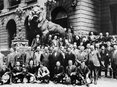 Die Gründungsmitglieder im Jahre 1917 vor den berühmten Löwenstatuen am Art Institute in Chicago.